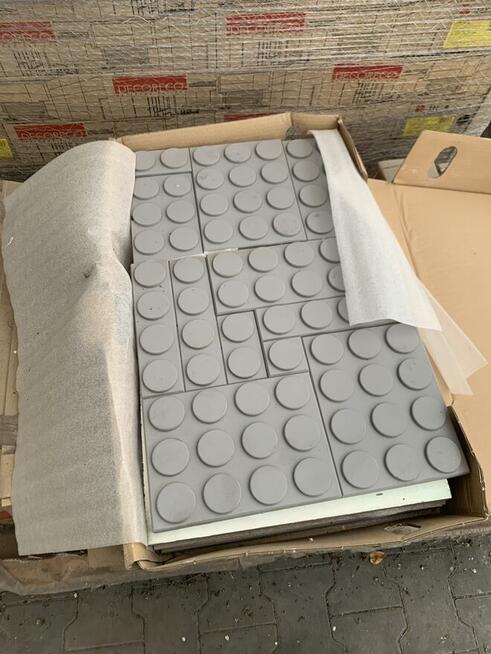 Syndyk sprzeda płytki i zapasy towarów za 30% ceny oszacowa