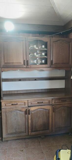 Meble kuchenne z drewnianymi dębowymi frontami