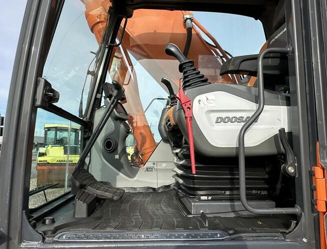 KOPARKA GĄSIENICOWA MARKI DOOSAN DX300LC-3