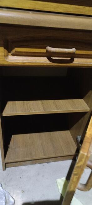 Meble kuchenne z drewnianymi dębowymi frontami