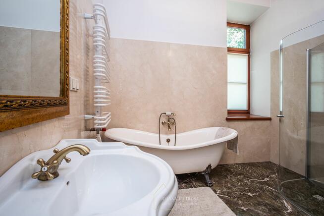 Dwór w Książniczkach, do zamieszkania / 10 minut od Krakowa