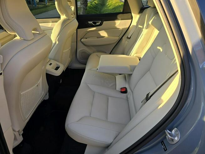 Volvo XC 60 2,0 Hybryda 250 KM z bardzo niskim przebiegiem14 tyś km !!