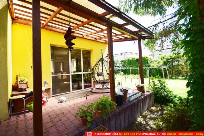 Zadbany dom do zamieszkania, ładna działka.