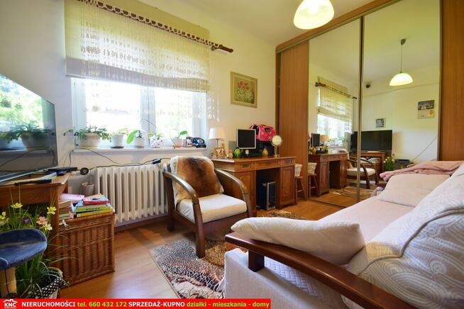 Zadbany dom do zamieszkania, ładna działka.