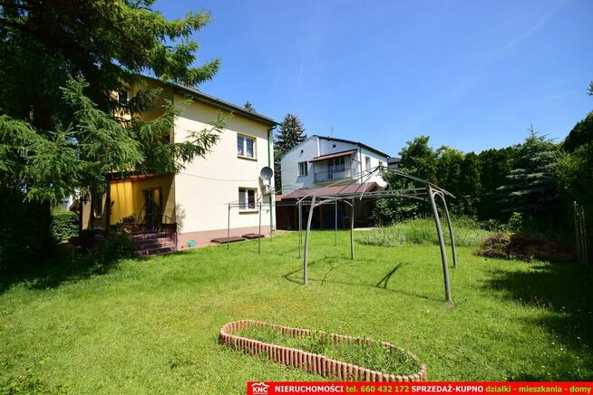 Zadbany dom do zamieszkania, ładna działka.