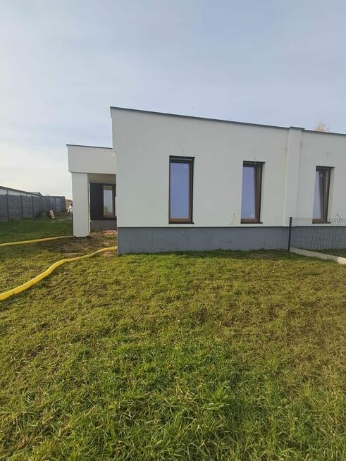 Nowoczesny dom w zabudowie bliźniaczej – 91 m², Chełmce