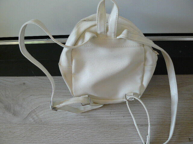 Maly plecaczek bialy, z pomponem