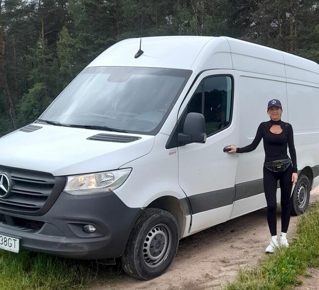 Kobieta szuka pracy jako kierowca