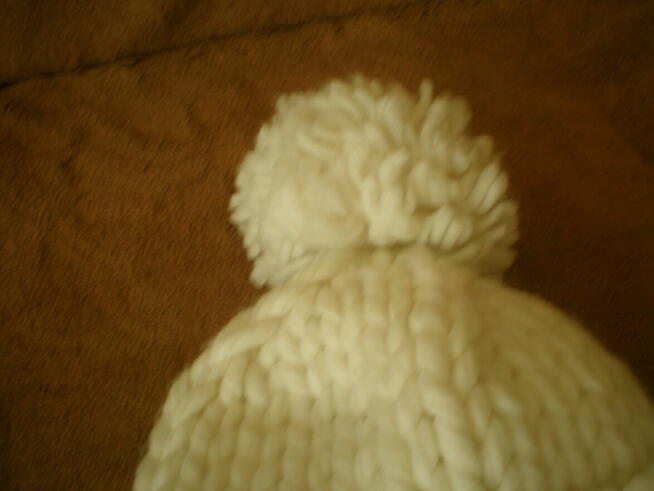 Sprzedam czapkę damską białą z akrylu, używaną, stan dobry.