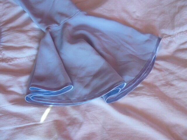 Blekitna bluzka z dlugim rekawem, falbankami