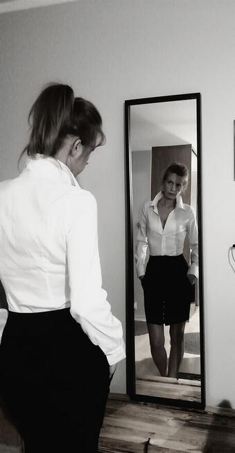 Kobieta szuka pracy jako kierowca