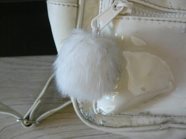 Maly plecaczek bialy, z pomponem