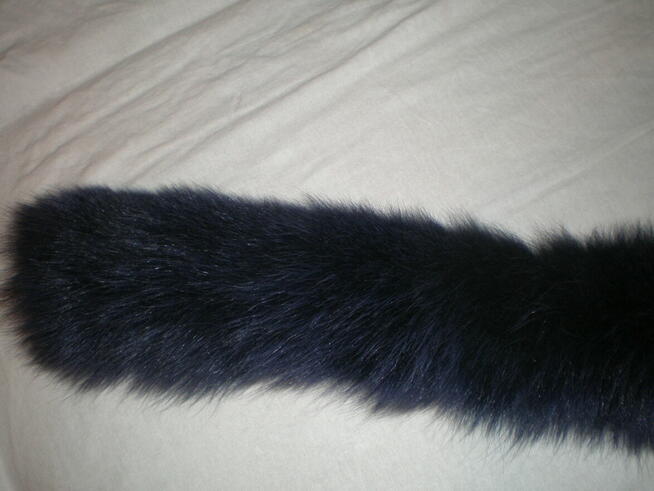 Sprzedam kołnierz koloru granatowego, długość 84 cm.