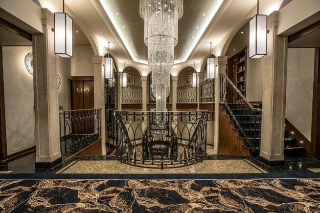 Kelner, recepcjonista na statku rzecznym lub pasażerskim