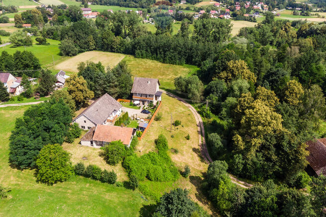 Dom do remontu, duży budynek gospodarczy