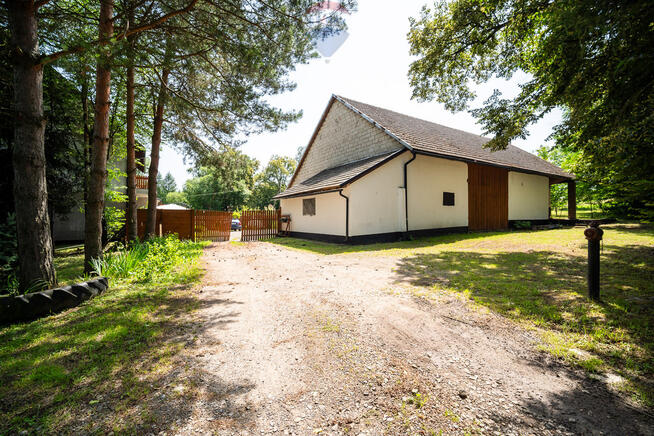 Dom do remontu, duży budynek gospodarczy