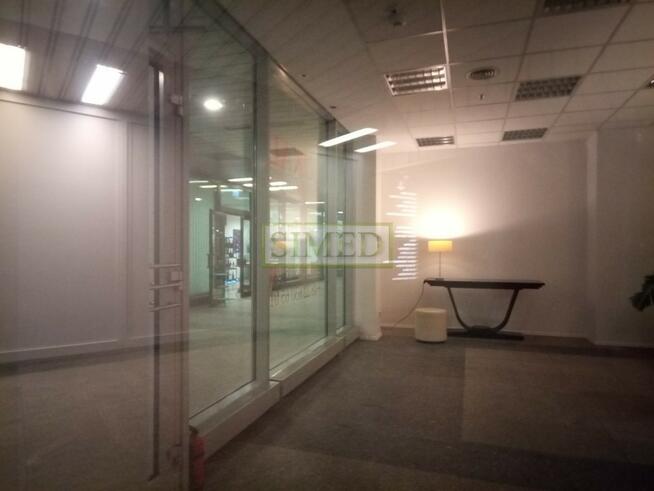 Mały punkt handlowo usługowy w Centrum Warszawy