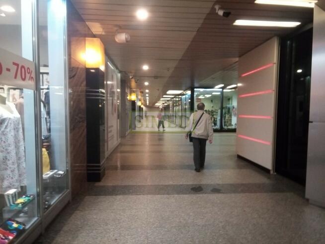 Mały punkt handlowo usługowy w Centrum Warszawy