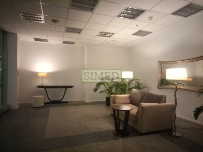 Mały punkt handlowo usługowy w Centrum Warszawy