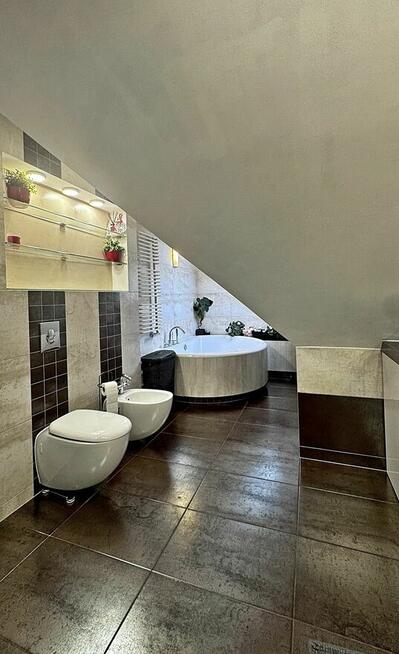 Nowoczesne dwupoziomowe mieszkanie | Jasne, ciche