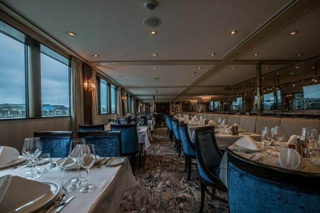 Kelner, recepcjonista na statku rzecznym lub pasażerskim