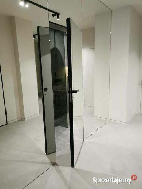 Drzwi ukryte z lustrem