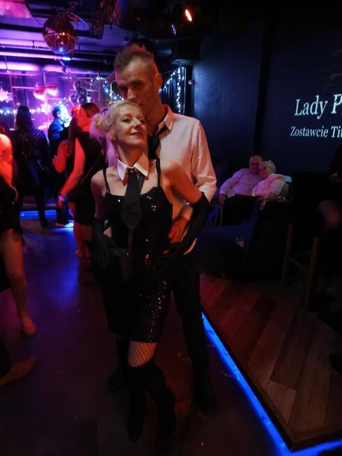 Para pozna kolezanki