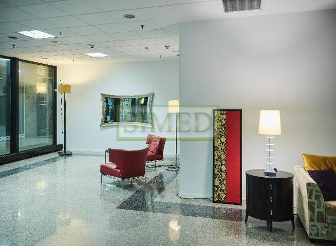 Mały punkt handlowo usługowy w Centrum Warszawy