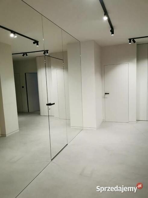 Drzwi ukryte z lustrem