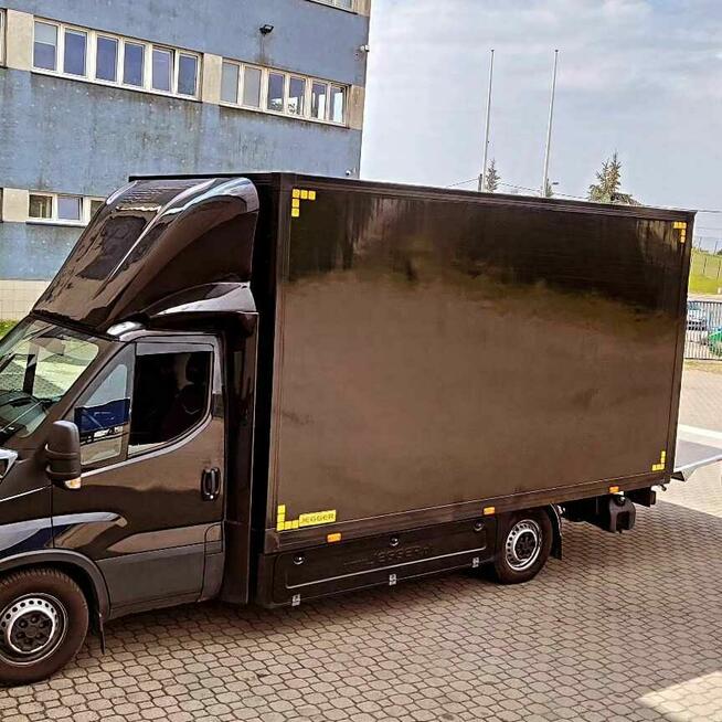 Czarna ciężarówka do filmów i zdjęć