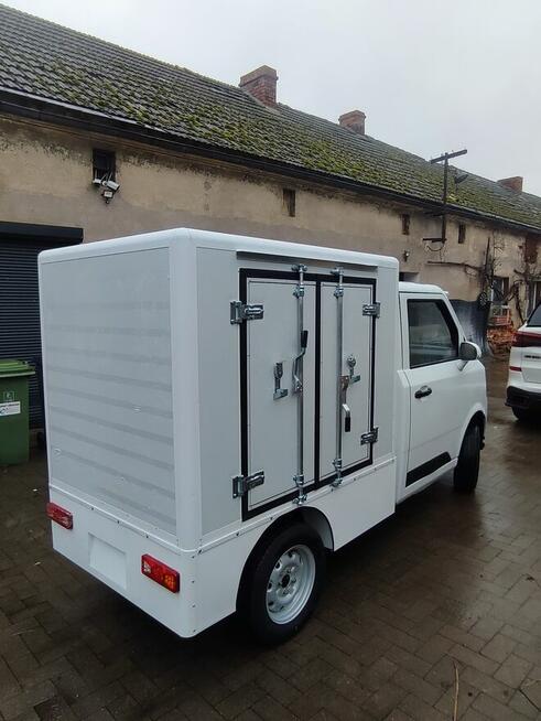 Mini samochód dostawczy z izotermą