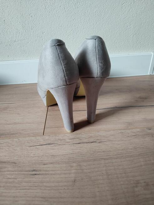 Czółenka koturny na słupku szare damskie zamszowe 41 Vices