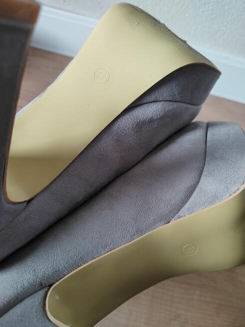 Czółenka koturny na słupku szare damskie zamszowe 41 Vices