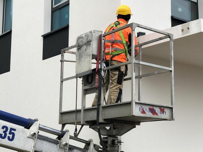 Wynajem podnośników zwyżki wycinka drzew mycie elewacji