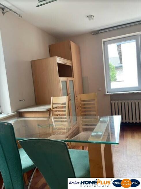 Dom dla pracowników z przestronnymi pokojami.