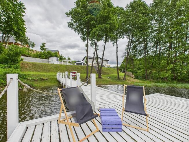 Obiekt hotelowy nad jeziorem na Mazurach.