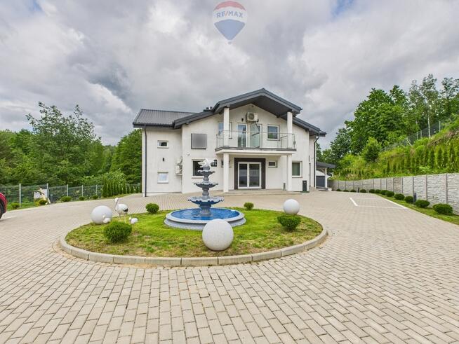 Obiekt hotelowy nad jeziorem na Mazurach.