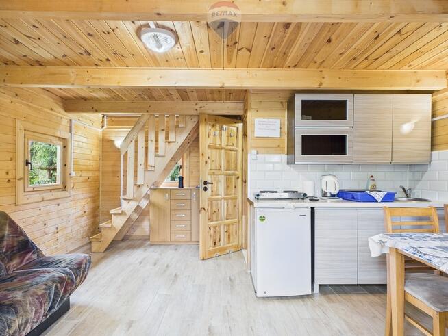 Obiekt hotelowy nad jeziorem na Mazurach.