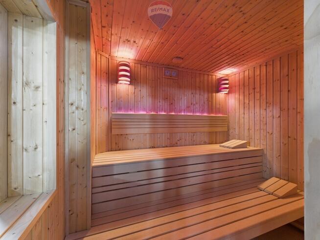 Obiekt hotelowy nad jeziorem na Mazurach.