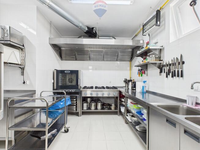 Obiekt hotelowy nad jeziorem na Mazurach.