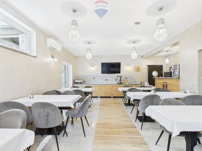 Obiekt hotelowy nad jeziorem na Mazurach.