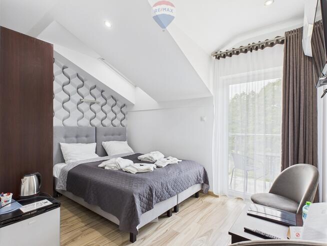 Obiekt hotelowy nad jeziorem na Mazurach.