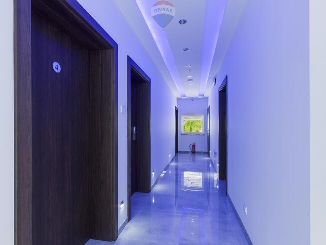 Obiekt hotelowy nad jeziorem na Mazurach.