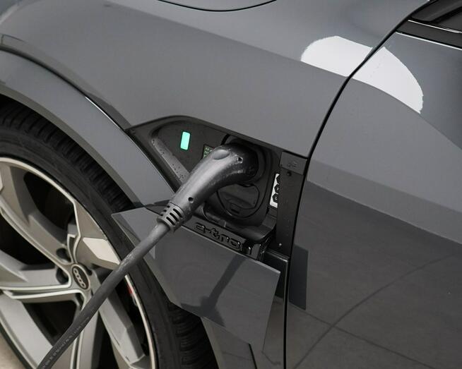 Audi SQ8 e-tron 503 KM Quattro Matrix Cyfrowe ACC Pneumatyka BangOlufsen Hak