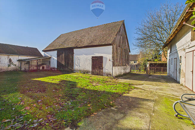 Dom z warsztatem, stodołą i oborą