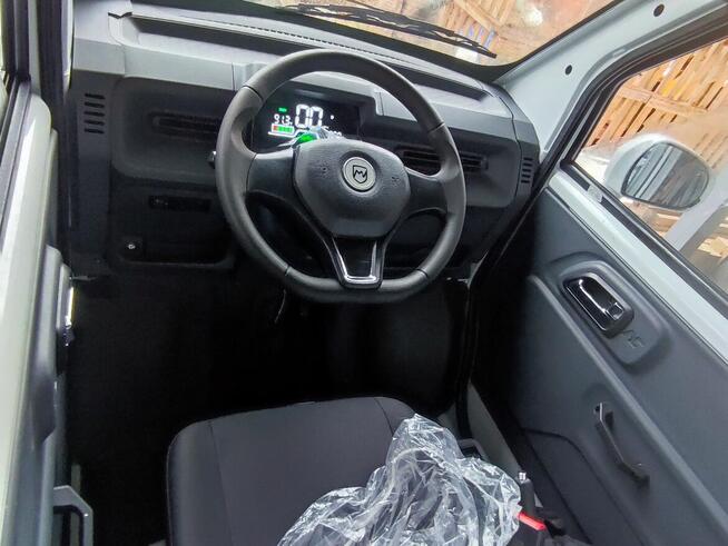 Mini samochód dostawczy z izotermą