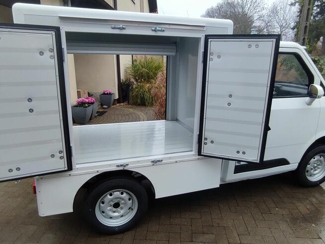 Mini samochód dostawczy z izotermą