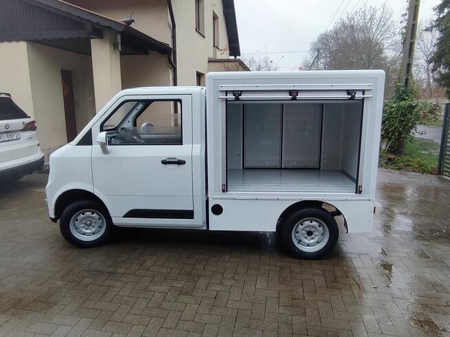 Mini samochód dostawczy z izotermą