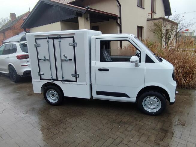 Mini samochód dostawczy z izotermą