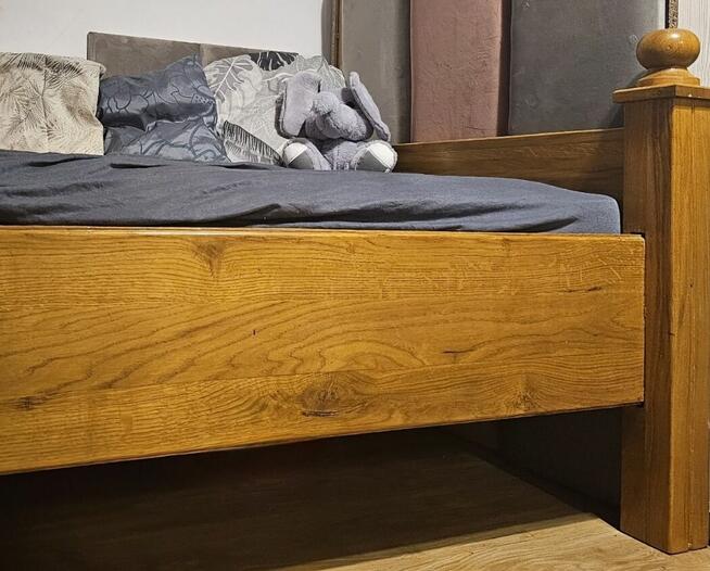 Łóżko z litego drewna jesionowego